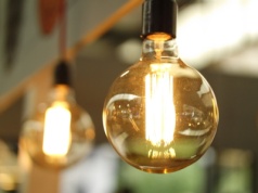 Analitycy: Rachunki za energię są wyższe przez koszty systemowe