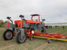 Ile kosztuje Agra-Trac - traktor, który skręca bokiem i zmienia szerokość w locie