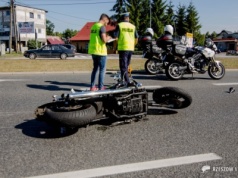 Dwaj motocykliści zderzyli się z osobówką. Dwie osoby ranne