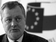 „Żaden wujek mnie nie umieścił na stanowisku, lecz zdobyłem je w otwartym konkursie”. Zmarł Piotr Nowina-Konopka, pierwszy polski dyrektor w Parlamencie Europejskim