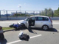 Wypadek w rejonie galerii handlowej. Jedna osoba w szpitalu