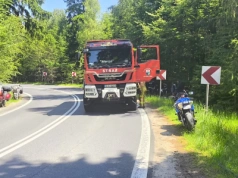 Kręta droga, brawura i szpital. Wypadek motocyklisty na trasie do Jakuszyc.