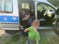 2 i 5-latek na gigancie. Policjanci uratowali dzieciaczki (ZDJĘCIA)