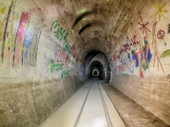 Rowerem przez bunkry. To jedyna taka trasa w Polsce. Trzeba zjechać kilka metrów pod ziemię
