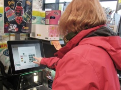 Nagły komunikat podczas zakupów przy kasie samoobsługowej. Biedronka podpowiada, jak sobie z nim poradzić