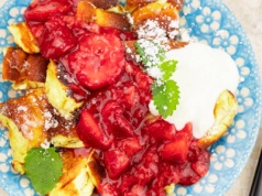 Omlet cesarski z truskawkami