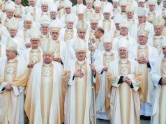 Świeccy protestują przeciwko decyzji biskupów. 