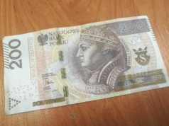 Zapłacił w piekarni banknotem 200 zł. Za chwilę zapukała do niego policja. Grozi mu 8 lat więzienia