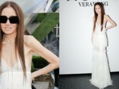 76-letnia Vera Wang w sukience ze sporym dekoltem wdzięczy się do zdjęć. Czas się dla niej zatrzymał?