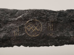 Średniowieczny miecz zawiera wyjątkowy symbol. Wiemy, co oznaczał