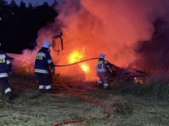 Groźny pożar ciągnika podczas sianokosów. Dramatyczna akcja strażaków