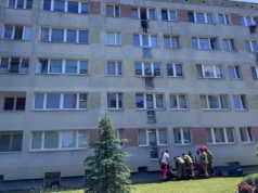 Skoczył z czwartego piętra? Mężczyzna z licznymi obrażeniami trafił do szpitala