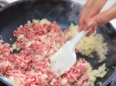 Kardynalny błąd przy smażeniu mięsa. Podejdzie wodą i straci smak