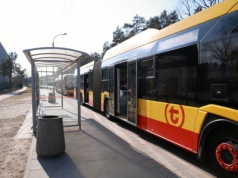 Autobus na przystanku bez zatoczki. Czy wolno go ominąć? Sprawdź, zanim zapłacisz nawet 1000 zł