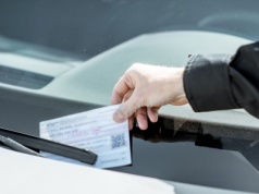 Auto stoi, a kierowca dostaje mandat. Takich sytuacji jest przynajmniej kilka