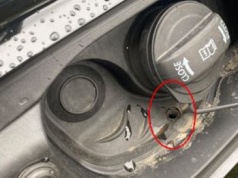 Wielu kierowców nie wie, do czego służy otwór przy wlewie. Mechanik wyjaśnia