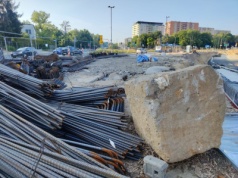 Labirynt dla pieszych. Postępy prac przy budowie linii tramwajowej [ZDJĘCIA]