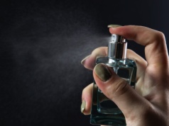 Jak wybrać idealne kosmetyki i perfumy w Douglas?