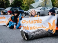 Klimatyści z Ostatniego Pokolenia skierowani do psychiatryka po blokadzie mostu w Warszawie