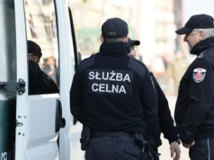 Celnicy dostają dwa wynagrodzenia za to samo. Bo takie mamy prawo