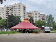 Cyrkowcy przyjechali do Krakowa. Na Prądniku Czerwonym rozstawiają namiot