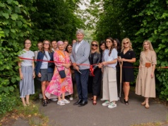 Aleja Ludzi Zmieniających Świat w ogrodach Pałacu w Wilanowie wzbogacona o nowo posadzone graby pospolite