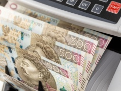 6590 zł z automatu w 2025 roku, ważny jest rok urodzenia. Pieniądze wpływają na konta