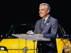 Szef Grupy Renault rezygnuje. Postawił na świat torebek i ciuszków