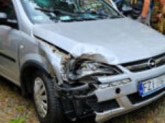 Wypadek pod Zieloną Górą. W środku lasu uderzyła w drzewo (ZDJĘCIA)