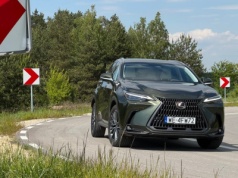 Lexus NX 450h+. Japońska hybryda, którą podłączysz do gniazdka w swoim garażu
