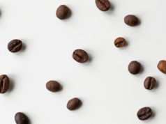 Wieczorne espresso szkodzi nam bardziej, niż myślisz. Szczególnie u osób w tym wieku