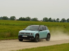 Renault 4 E-Tech rzuca rękawice gigantowi. Jeździliśmy drugim z trójki mieszczuchów neoretro