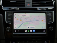 Bezprzewodowe Android Auto to bajka. Ten tani gadżet jest w stanie odmłodzić samochód [OPINIA]