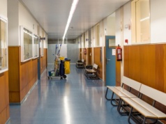 Nauczyciele: skończył się prestiż zawodu. Teraz mianowanych wyprzedzają sprzątaczki