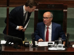 Czarzasty w TOK FM staje w obronie Hołowni. 