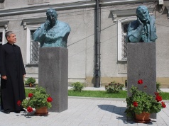 Wielcy Polacy na cokołach i edukacyjna makieta. Plac Kolegiacki zmienia się po remoncie [ZDJĘCIA]