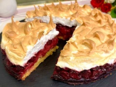 Tarta wiśniowa z bezą zachwyca. Trudno skończyć na 1 porcji