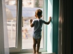 Trzylatek na parapecie drugiego piętra. Informacje o matce szokują