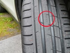 Skręć kierownicę i sprawdź. Jaką cyfrę widzisz na swojej oponie?