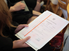 Zakończenie roku szkolnego? Dziękuję, postoję. Nie będziemy klaskać na rozkaz