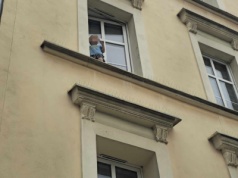 Dziecko na parapecie. Będzie zarzut dla matki [VIDEO]