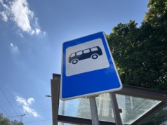 Szarpanina na przystanku autobusowym. 24-latek okładał innego mężczyznę