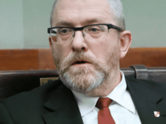 Siostra Brauna przerwała milczenie. 