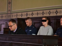 Sądowy cyrk Wioletty K. Oskarżona o katowanie dziecka śmieje się podczas zeznań o jej okrucieństwie