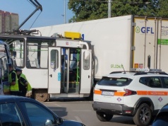 Kolizja na osiedlu Zawadzkiego-Klonowica. Są duże utrudnienia [ZDJĘCIA]