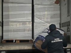 Kontrabanda w ciężarówce z watą szklaną. Udana akcja na parkingu