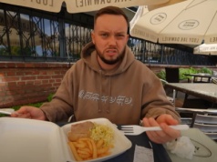 Książulo poszedł do baru dla pielgrzymów. Nie miał litości. 