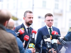 Koniec Trzeciej Drogi. PSL rzuca Hołownię przez SMS