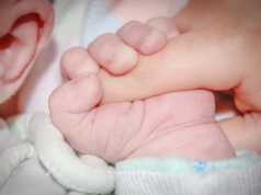 Ma niepełnosprawność i urodziła. Szpital nie pozwolił rodzicom zabrać dziecka do domu. 
