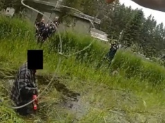Szaleniec z piłą łańcuchową gonił ojca. Niebywała reakcja policjantów. Wszystko się nagrało